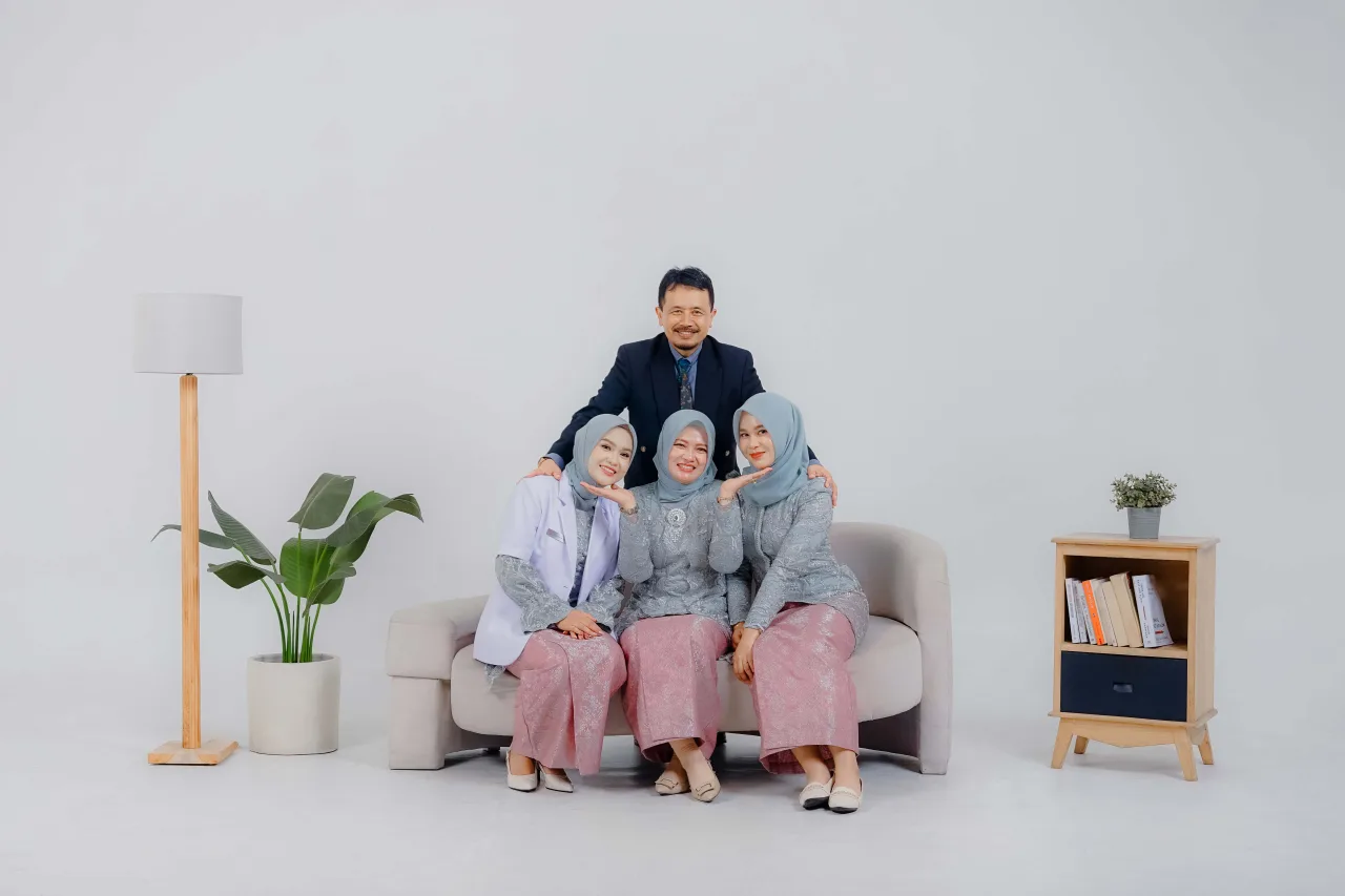 Contoh hasil foto graduation di Vibesroom Studio