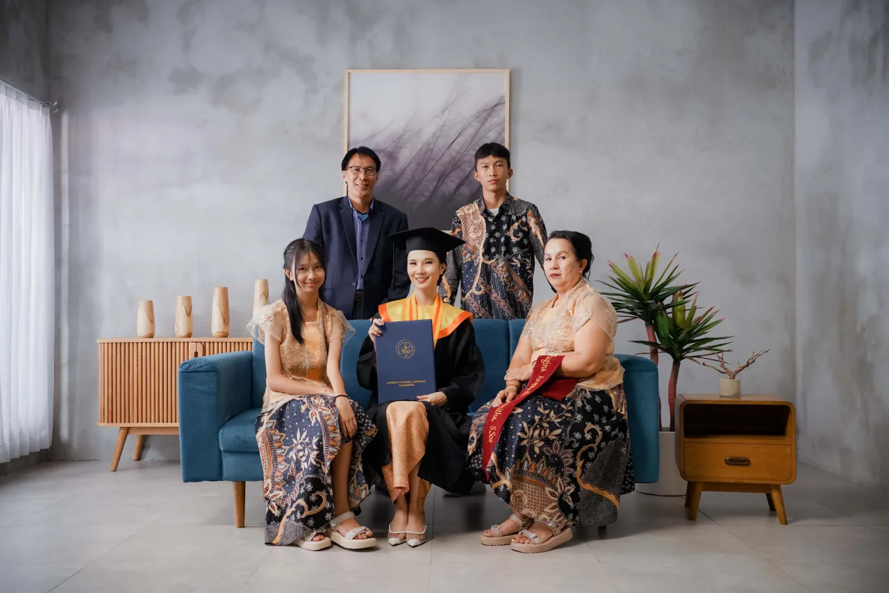 Contoh hasil foto graduation di Vibesroom Studio