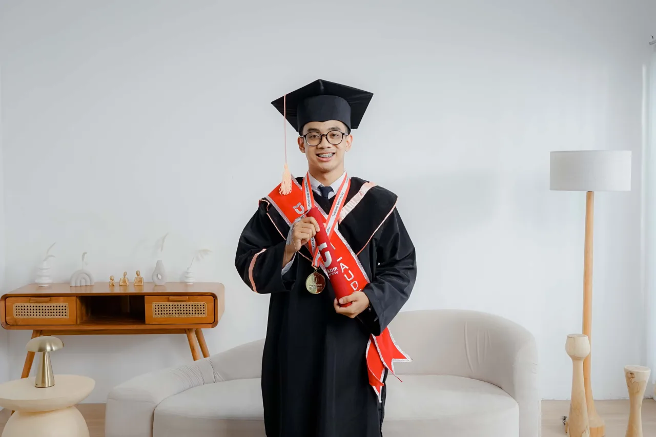 Contoh hasil foto graduation di Vibesroom Studio