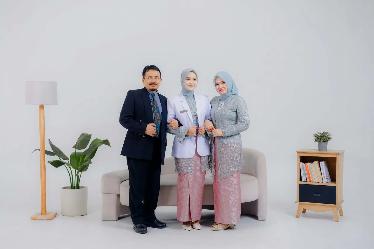 Contoh hasil foto graduation di Vibesroom Studio