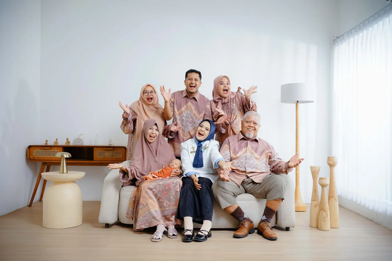 Contoh hasil foto graduation di Vibesroom Studio