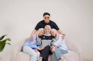 Thumbnail contoh foto family di Vibesroom Studio