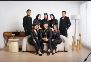 Thumbnail contoh foto group di Vibesroom Studio